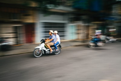 骑摩托车的人的timelapse照片